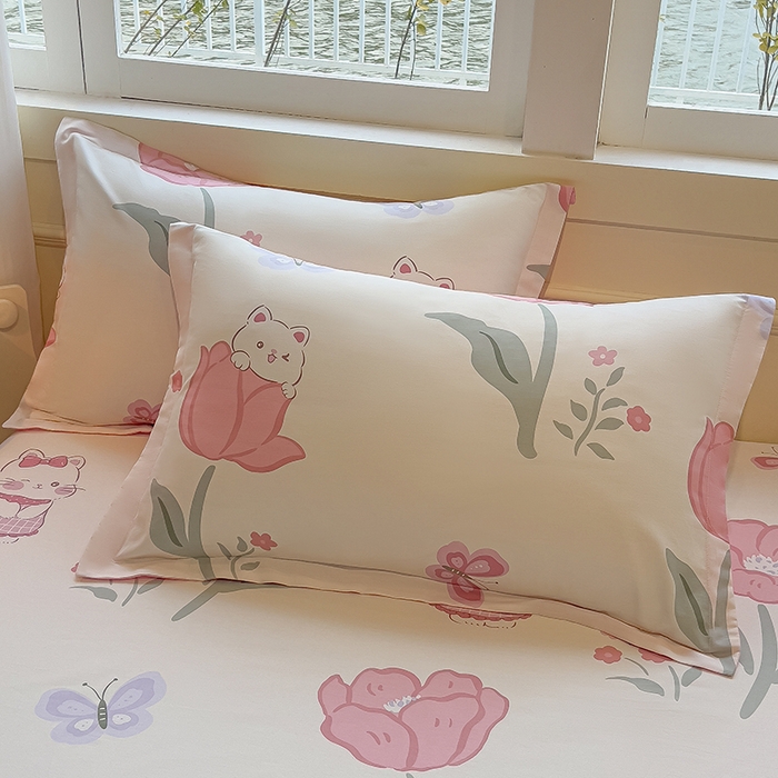 91家纺网 家纺一手货源 找家纺 拾物记 2025新款A类无荧光全喷气全棉12868单枕套 花欣猫趣-粉