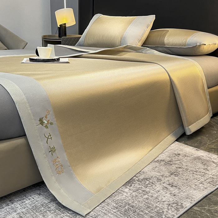 91家纺网 家纺一手货源 找家纺 阿亮家居 2025新款刺绣可水洗碳光冰丝席宽包边无纺布冰丝席艾香系列 艾草千鸟格床席款咖色