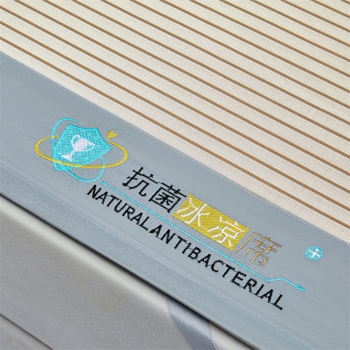 91家纺网 家纺一手货源 找家纺 阿亮家居 2025新款凉席抗菌三明治可水洗碳光冰丝席宽边刺绣冰丝席 素夏 星光银-床席款