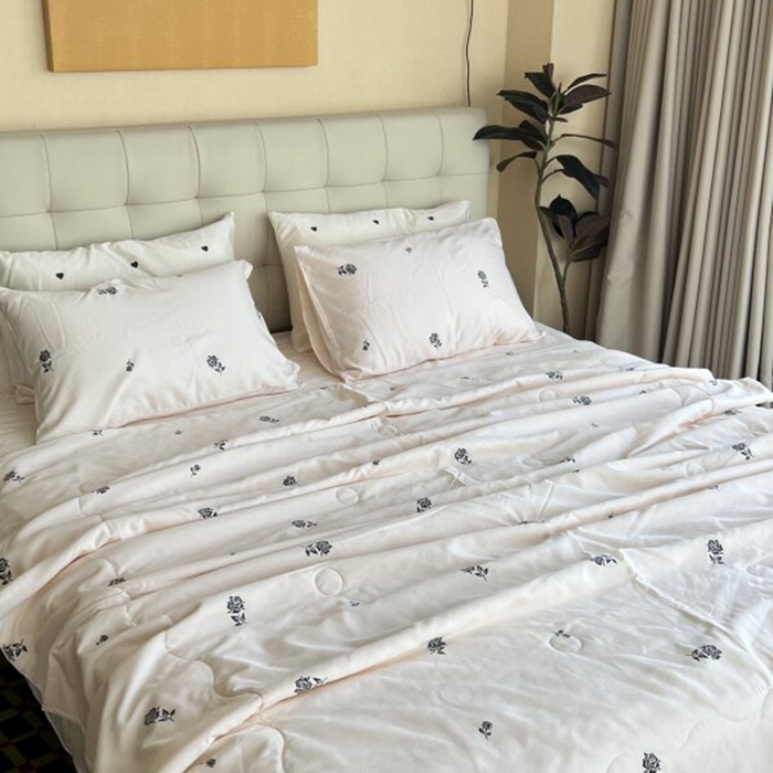 91家纺网 家纺一手货源 找家纺 棉生活家纺 2025新款ins小清新水洗冰丝夏被四件套 玫瑰园 香槟色