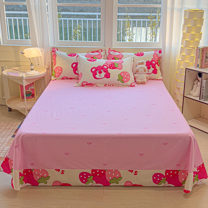 91家纺网 家纺一手货源 找家纺 拾物记 2025新款A类无荧光全喷气12868全棉B版单床单 草莓堆堆熊B版