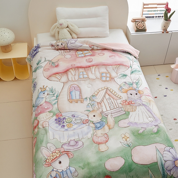 91家纺网 家纺一手货源 找家纺 荷马之梦 2025新款A类原创手绘风针织棉凉感大豆儿童夏被 蘑菇下午茶