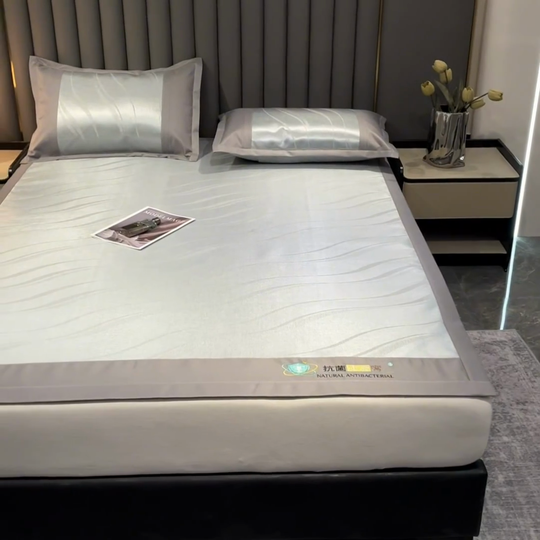 91家纺网 家纺一手货源 找家纺 阿亮家居 2025新款凉席冰丝席三明治宽包边刺绣款粗冰丝凉席 柔美-咖