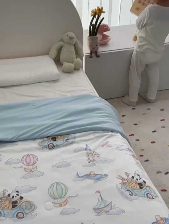 91家纺网 家纺一手货源 找家纺 荷马之梦 2025新款A类原创手绘风针织棉凉感大豆儿童夏被 跑跑小熊猫B