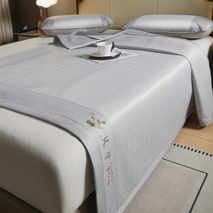 91家纺网 家纺一手货源 找家纺 阿亮家居 2025新款凉席三明治刺绣可水洗碳光冰丝席宽包边艾香系列 艾香冰丝席饼干-灰