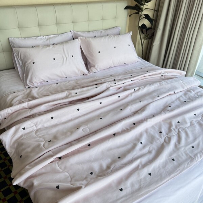 91家纺网 家纺一手货源 找家纺 棉生活家纺 2025新款ins小清新水洗冰丝夏被四件套 草莓奶冻 玉