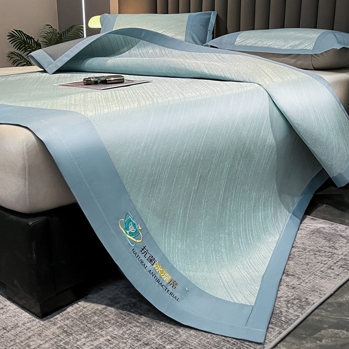 91家纺网 家纺一手货源 找家纺 阿亮家居 2025新款凉席冰丝席三明治宽包边刺绣款粗冰丝凉席 流星雨-蓝