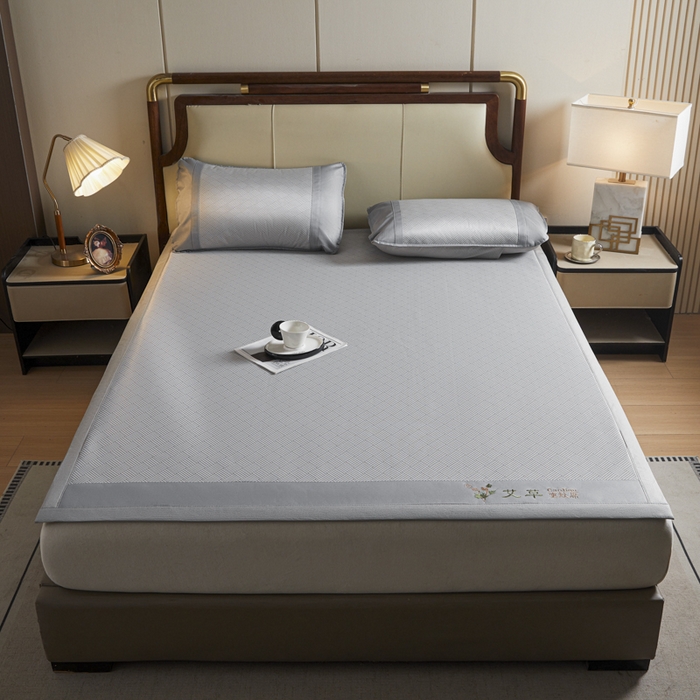 91家纺网 家纺一手货源 找家纺 阿亮家居 2025新款凉席三明治刺绣可水洗碳光冰丝席宽包边艾香系列 艾香冰丝席饼干-灰