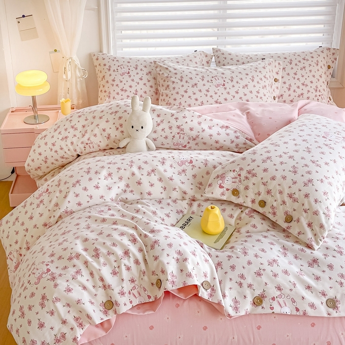 91家纺网 家纺一手货源 找家纺 星窝家纺 2025新款纽扣款水洗棉印花四件套 奶糖兔米