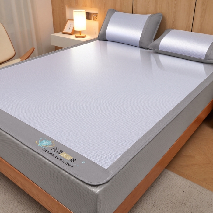 91家纺网 家纺一手货源 找家纺 阿亮家居 2025新款冰藤席凉席三件套包边抗菌刺绣款冰藤凉席 蓝紫色-床笠款