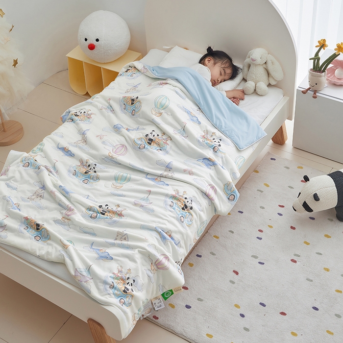 91家纺网 家纺一手货源 找家纺 荷马之梦 2025新款A类原创手绘风针织棉凉感大豆儿童夏被 跑跑小熊猫B