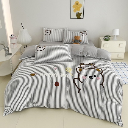 91家纺网 家纺一手货源 找家纺 （总）闲鱼家纺 2025新款时尚亲肤贴布绣毛巾绣条纹四件套-萌趣小熊