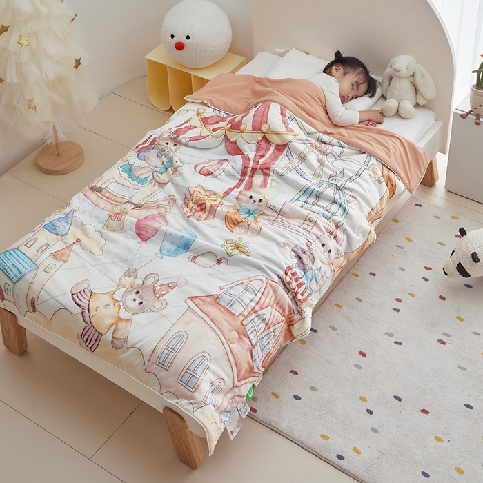 91家纺网 家纺一手货源 找家纺 荷马之梦 2025新款A类原创手绘风针织棉凉感大豆儿童夏被 马戏团