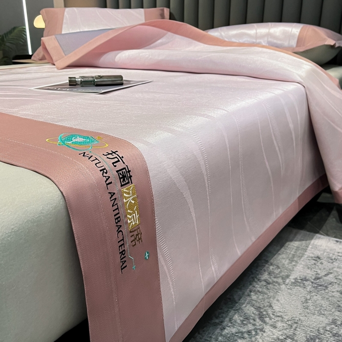 91家纺网 家纺一手货源 找家纺 （总）阿亮家居 2025新款凉席冰丝席三明治宽包边刺绣款粗冰丝凉席