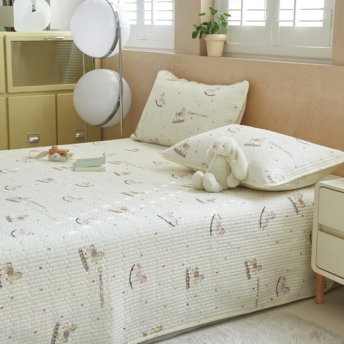 91家纺网 家纺一手货源 找家纺 舒居家纺 2025新款双面全棉酵素砂洗床盖 爱心木马