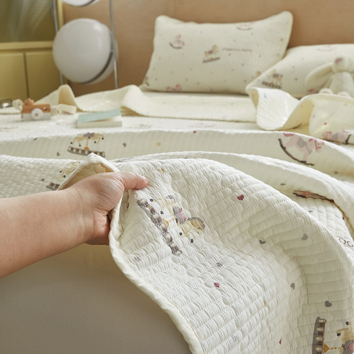 91家纺网 家纺一手货源 找家纺 舒居家纺 2025新款双面全棉酵素砂洗床盖 爱心木马