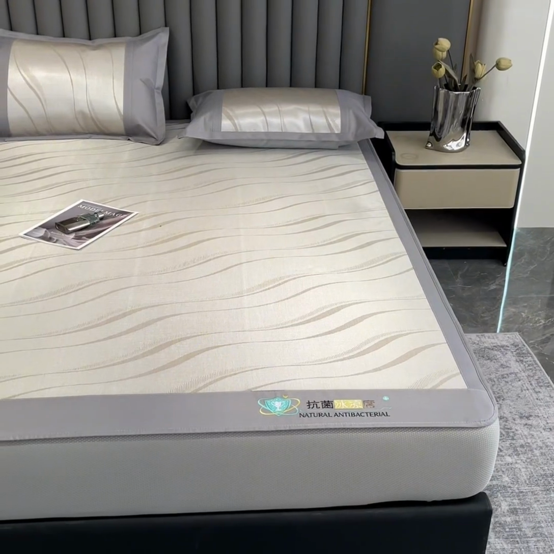 91家纺网 家纺一手货源 找家纺 阿亮家居 2025新款凉席冰丝席三明治宽包边刺绣款粗冰丝凉席 柔美-灰