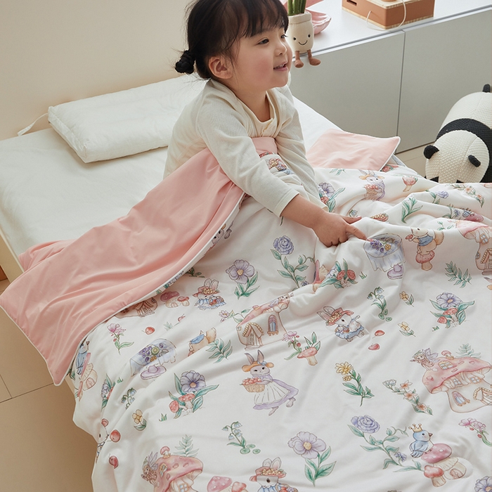 91家纺网 家纺一手货源 找家纺 荷马之梦 2025新款A类原创手绘风针织棉凉感大豆儿童夏被 蘑菇下午茶B