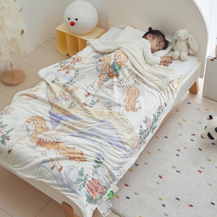 91家纺网 家纺一手货源 找家纺 荷马之梦 2025新款A类原创手绘风针织棉凉感大豆儿童夏被 飞马小王子