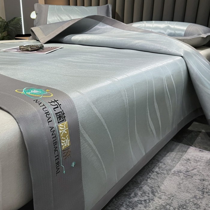 91家纺网 家纺一手货源 找家纺 阿亮家居 2025新款凉席冰丝席三明治宽包边刺绣款粗冰丝凉席 柔美-灰