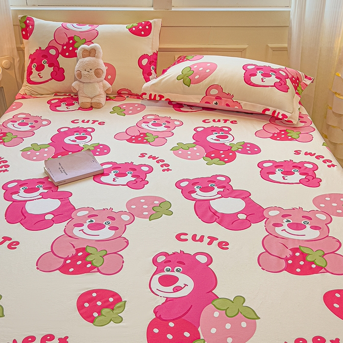 91家纺网 家纺一手货源 找家纺 拾物记 2025新款A类无荧光全喷气全棉12868单床单 草莓堆堆熊