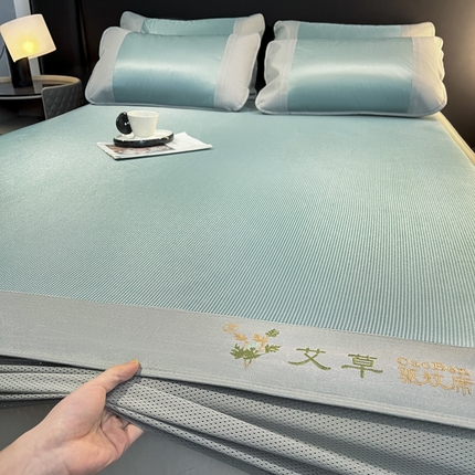 91家纺网 家纺一手货源 找家纺 （总）阿亮家居 2025新款刺绣可水洗碳光冰丝席宽包边无纺布冰丝席艾香系列