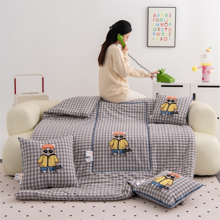 91家纺网 家纺一手货源 找家纺 （总）吉利家居 2025新款全棉纯棉多功能抱枕被--酷酷熊