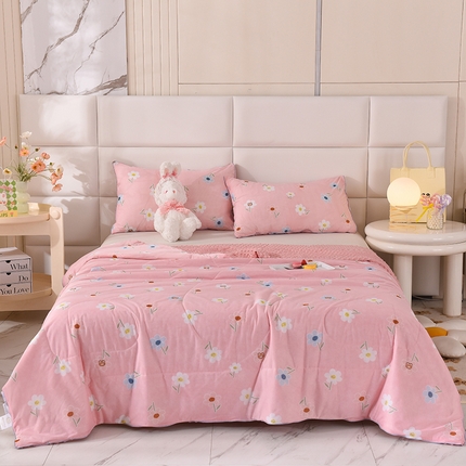 91家纺网 家纺一手货源 找家纺 经年 2025新款A类凉感丝豆豆夏被 漫彩-粉