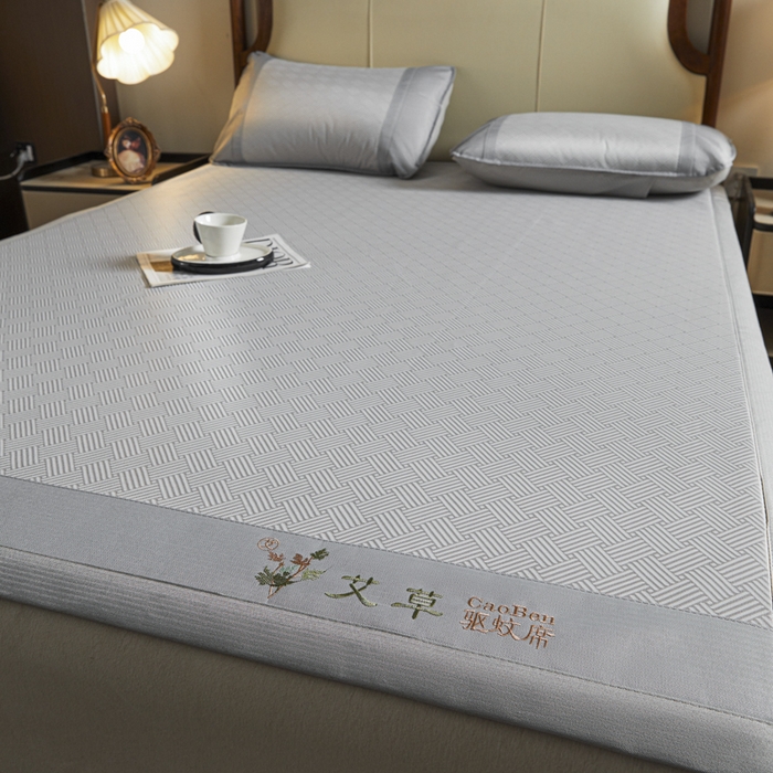 91家纺网 家纺一手货源 找家纺 阿亮家居 2025新款凉席三明治刺绣可水洗碳光冰丝席宽包边艾香系列 艾香冰丝席饼干-灰