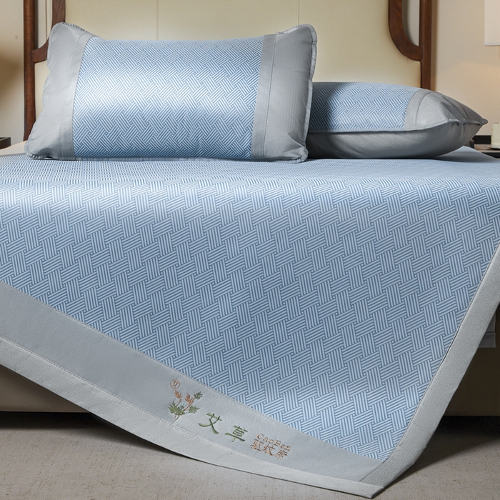 91家纺网 家纺一手货源 找家纺 阿亮家居 2025新款凉席三明治刺绣可水洗碳光冰丝席宽包边艾香系列 艾香冰丝席饼干-蓝