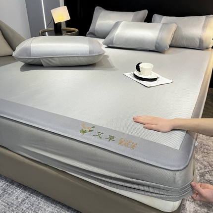 91家纺网 家纺一手货源 找家纺 阿亮家居 2025新款凉席三明治刺绣可水洗碳光冰丝席宽包边艾香系列 艾草千鸟格床笠款灰色