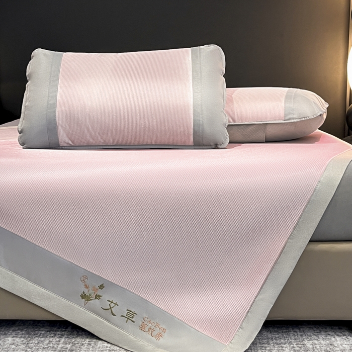 91家纺网 家纺一手货源 找家纺 （总）阿亮家居 2025新款刺绣可水洗碳光冰丝席宽包边无纺布冰丝席艾香系列