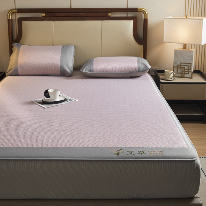 91家纺网 家纺一手货源 找家纺 阿亮家居 2025新款凉席三明治刺绣可水洗碳光冰丝席宽包边艾香系列 艾香冰丝床笠饼干-粉