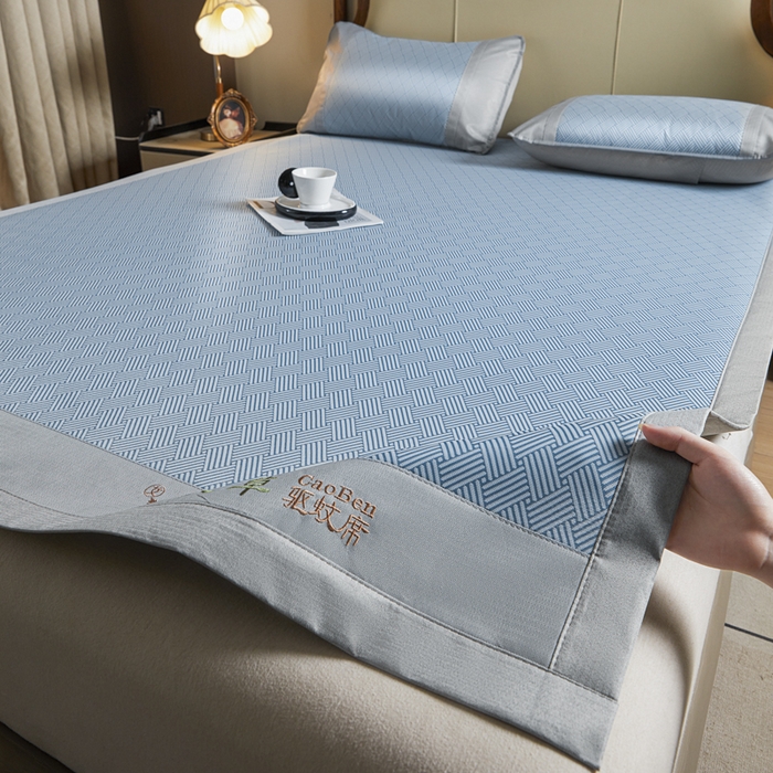 91家纺网 家纺一手货源 找家纺 阿亮家居 2025新款凉席三明治刺绣可水洗碳光冰丝席宽包边艾香系列 艾香冰丝席饼干-蓝