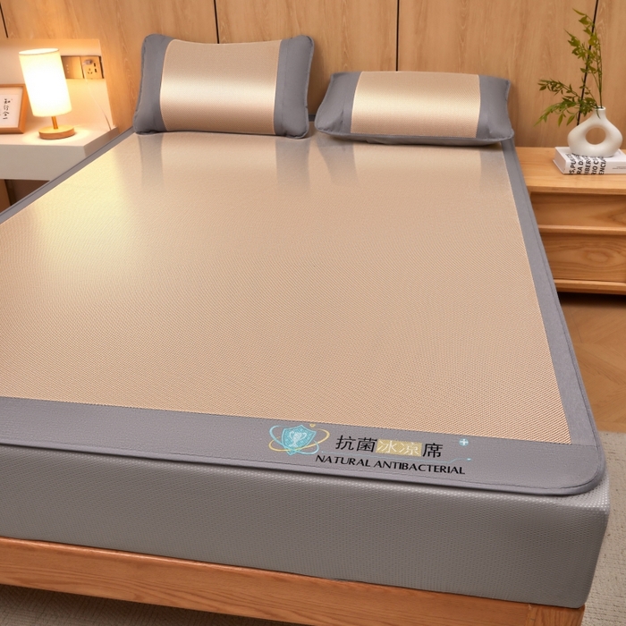 91家纺网 家纺一手货源 找家纺 阿亮家居 2025新款冰藤席凉席三件套包边抗菌刺绣款冰藤凉席 咖色-床笠款