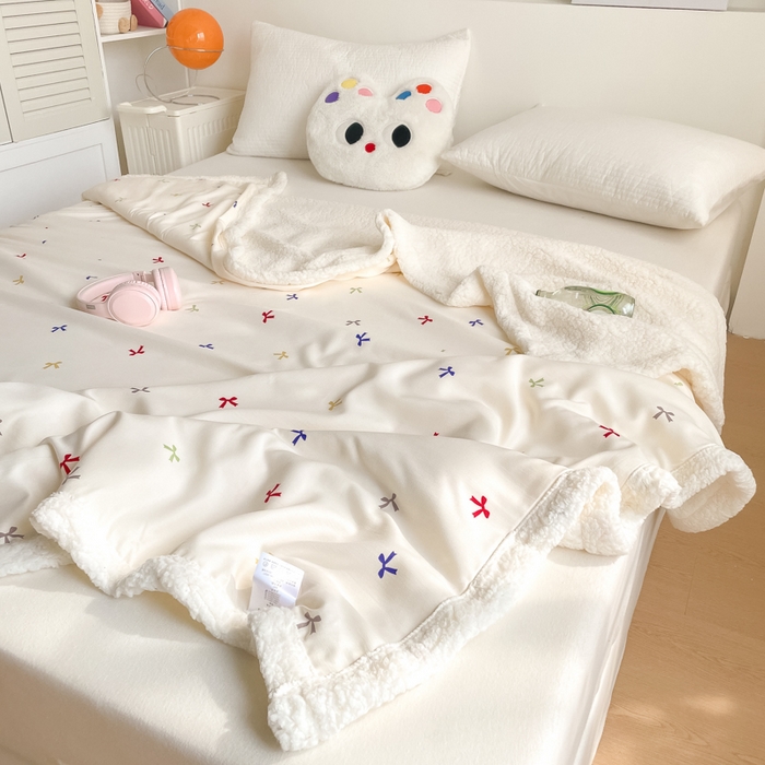 91家纺网 家纺一手货源 找家纺 857家居 2025新款双层针织纱羊羔绒毛毯 甜蜜结缘