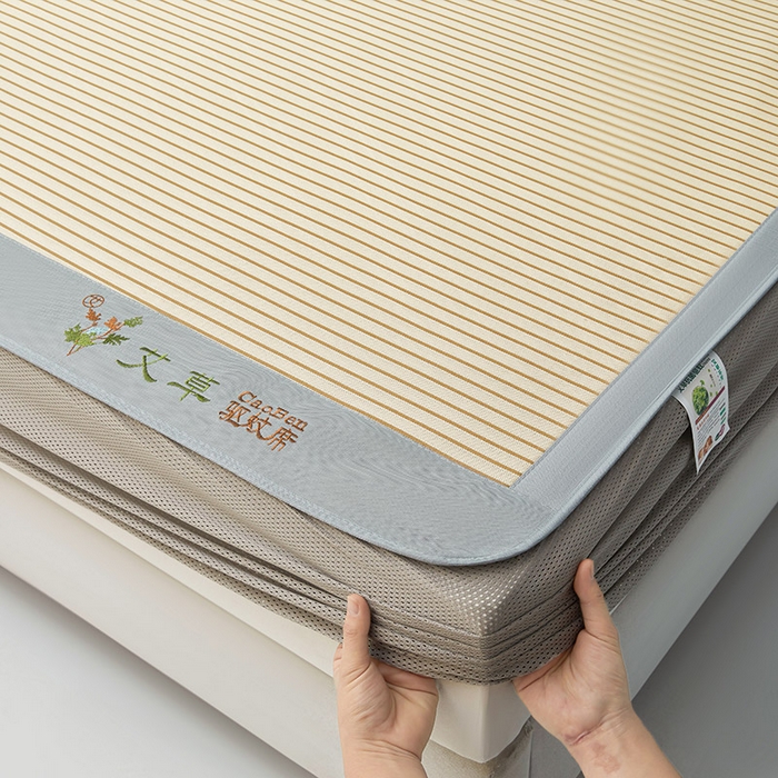 91家纺网 家纺一手货源 找家纺 阿亮家居 2025新款刺绣可水洗碳光冰丝席宽包边无纺布冰丝席艾香系列 艾香冰丝床笠条纹-星光银