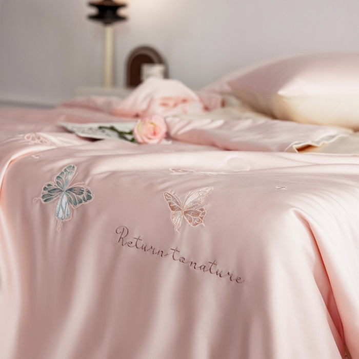 91家纺网 家纺一手货源 找家纺 纪梵茜 2025新款莱赛尔天丝夏被四件套-蝶恋 蝶恋-粉色