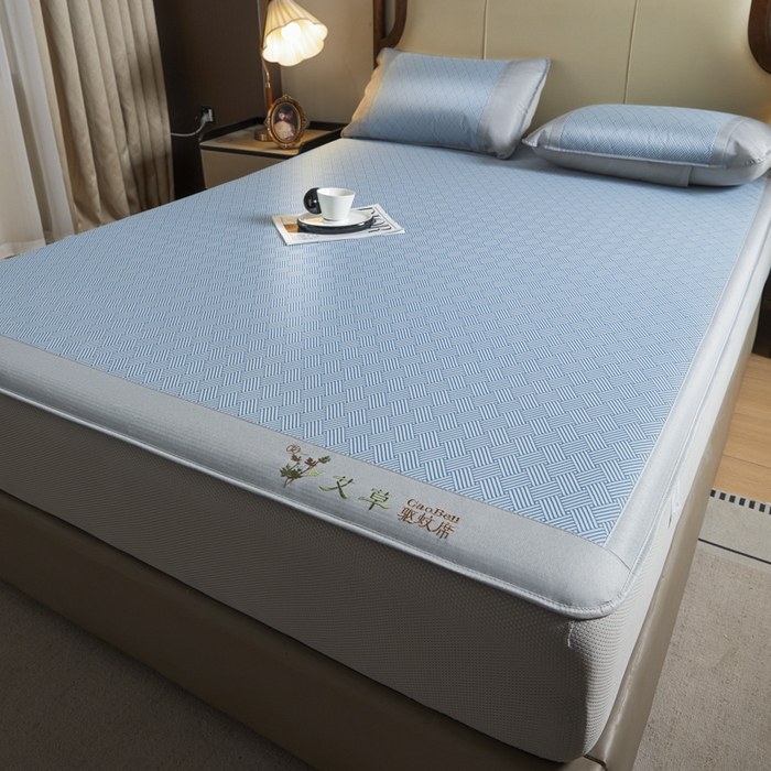 91家纺网 家纺一手货源 找家纺 阿亮家居 2025新款凉席三明治刺绣可水洗碳光冰丝席宽包边艾香系列 艾香冰丝床笠饼干-蓝