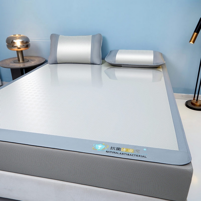 91家纺网 家纺一手货源 找家纺 阿亮家居 2025新款凉席抗菌三明治可水洗碳光冰丝席宽边刺绣冰丝席 思绪 绅士灰-床笠款