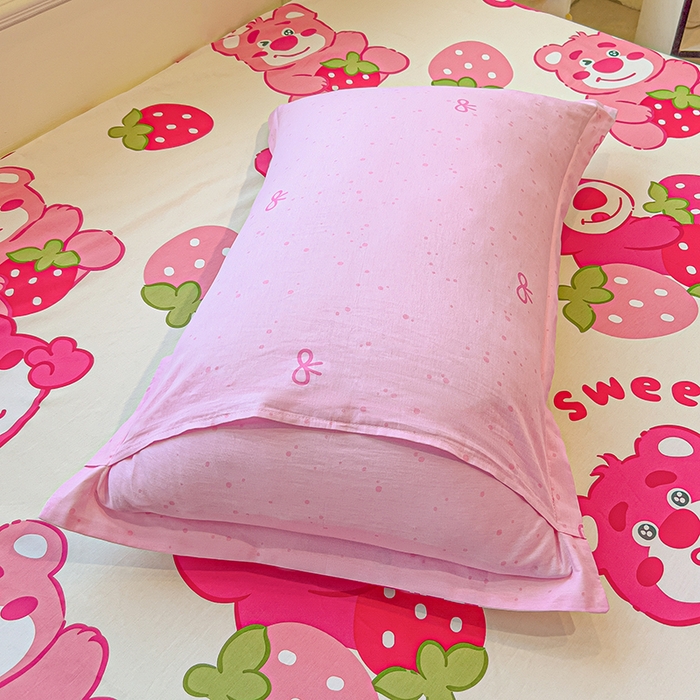 91家纺网 家纺一手货源 找家纺 拾物记 2025新款A类无荧光全喷气全棉12868单枕套 草莓堆堆熊