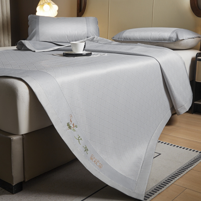 91家纺网 家纺一手货源 找家纺 阿亮家居 2025新款凉席三明治刺绣可水洗碳光冰丝席宽包边艾香系列 艾香冰丝席饼干-灰