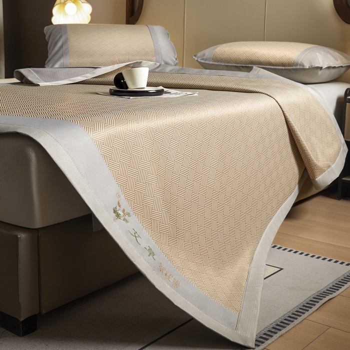 91家纺网 家纺一手货源 找家纺 阿亮家居 2025新款刺绣可水洗碳光冰丝席宽包边无纺布冰丝席艾香系列 艾香冰丝席饼干-咖