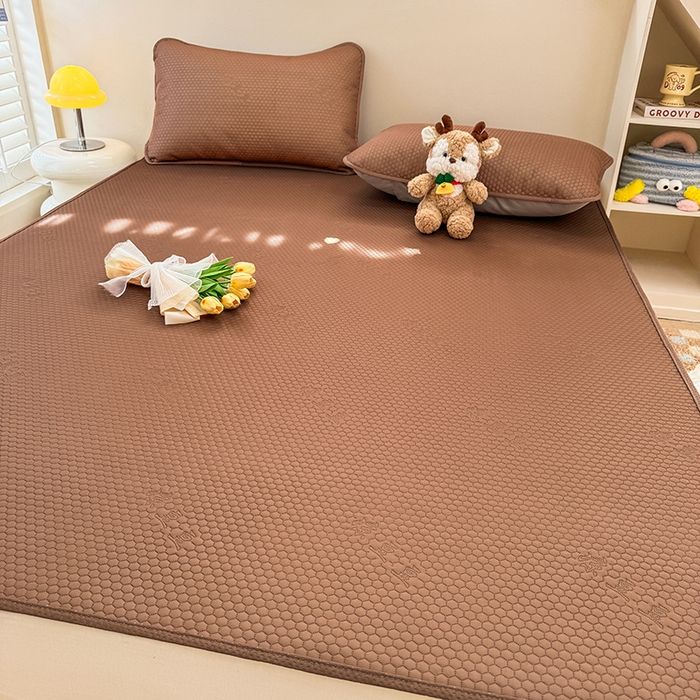 91家纺网 家纺一手货源 找家纺 阿亮家居 2025新款凉席凉豆豆单包边可水席单凉席三件套冰豆豆席 小米粒气质咖床席款