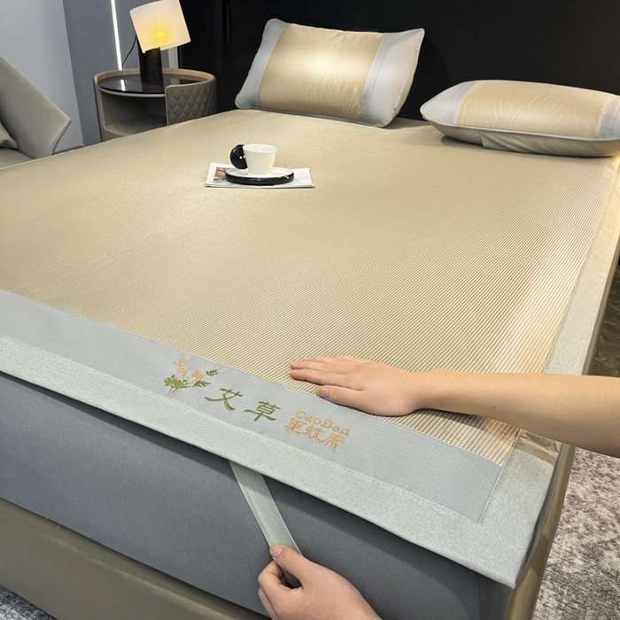 91家纺网 家纺一手货源 找家纺 阿亮家居 2025新款凉席三明治刺绣可水洗碳光冰丝席宽包边艾香系列 艾草千鸟格床席款咖色