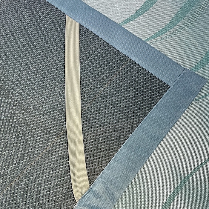 91家纺网 家纺一手货源 找家纺 阿亮家居 2025新款凉席冰丝席三明治宽包边刺绣款粗冰丝凉席 柔美-蓝