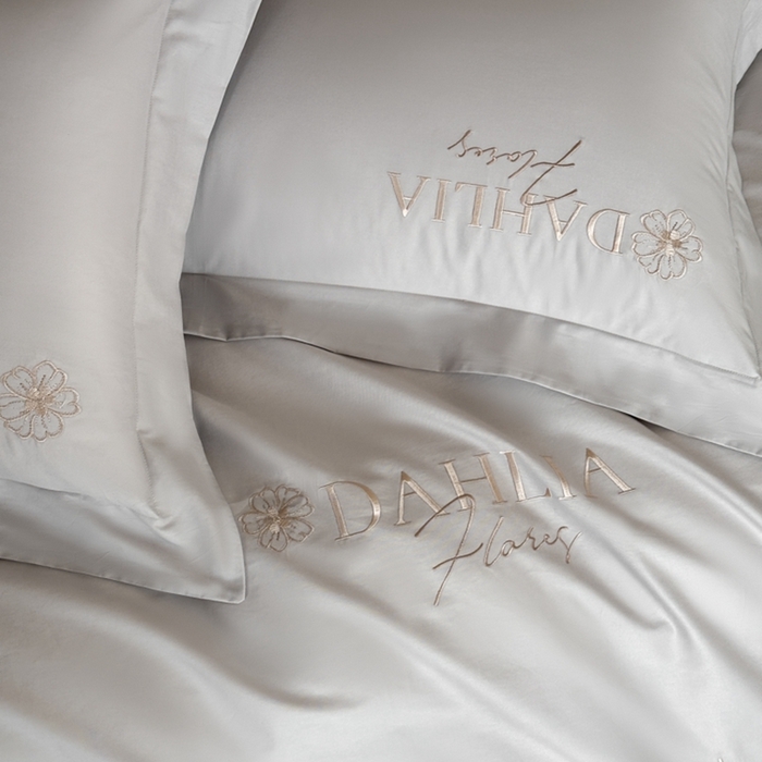 91家纺网 家纺一手货源 找家纺 金牛座家纺 2025新款新疆长绒棉全棉刺绣四件套-花黛系列【配高档礼盒】 花黛-浅灰