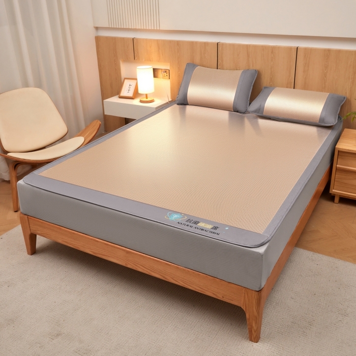 91家纺网 家纺一手货源 找家纺 阿亮家居 2025新款冰藤席凉席三件套包边抗菌刺绣款冰藤凉席 咖色-床笠款