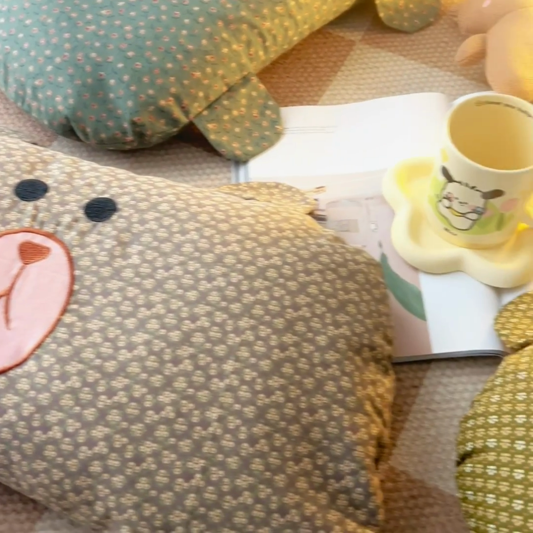 91家纺网 家纺一手货源 找家纺 露函家居 2025新款全棉刺绣款布朗熊荞麦枕枕头枕芯 布朗熊-浅蓝