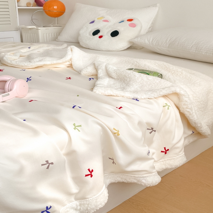 91家纺网 家纺一手货源 找家纺 857家居 2025新款双层针织纱羊羔绒毛毯 甜蜜结缘